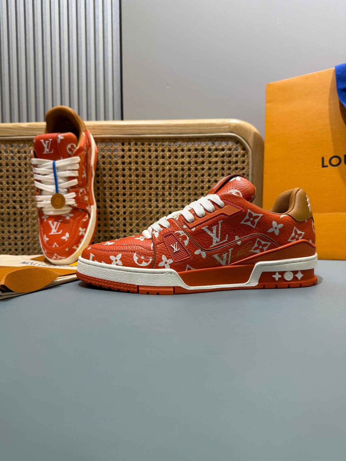 Sneakers Trainer 'Rouge Monogram' — vue 25