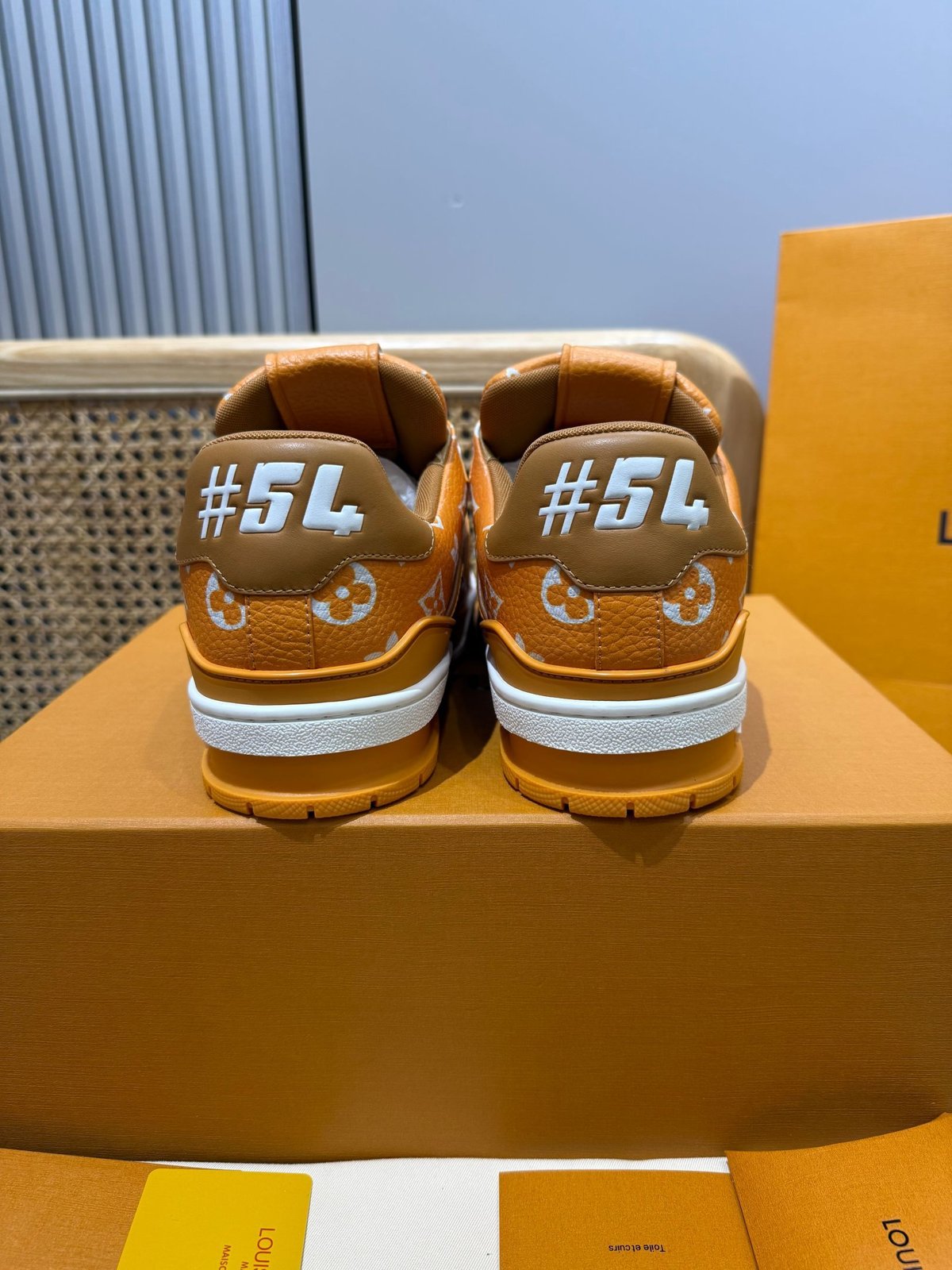 Sneakers Trainer 'Orange Monogram' — vue 2