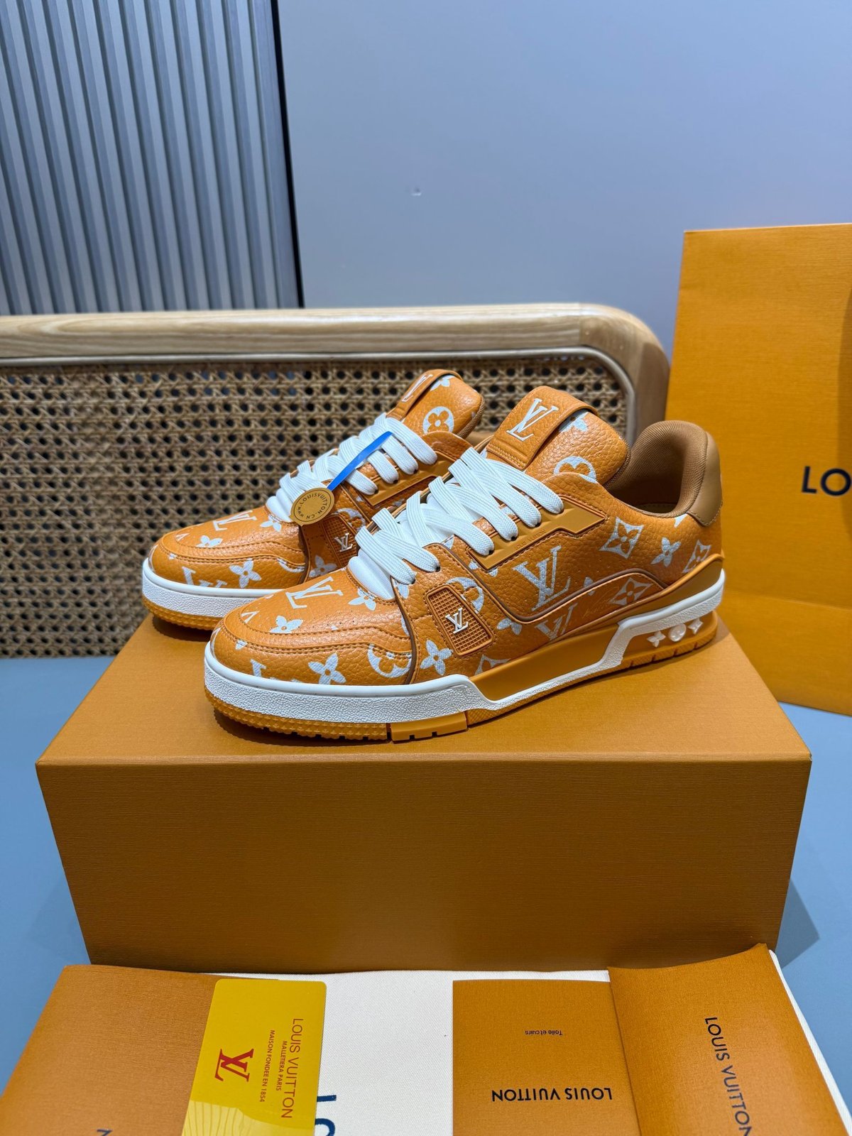 Sneakers Trainer 'Orange Monogram' — vue 3
