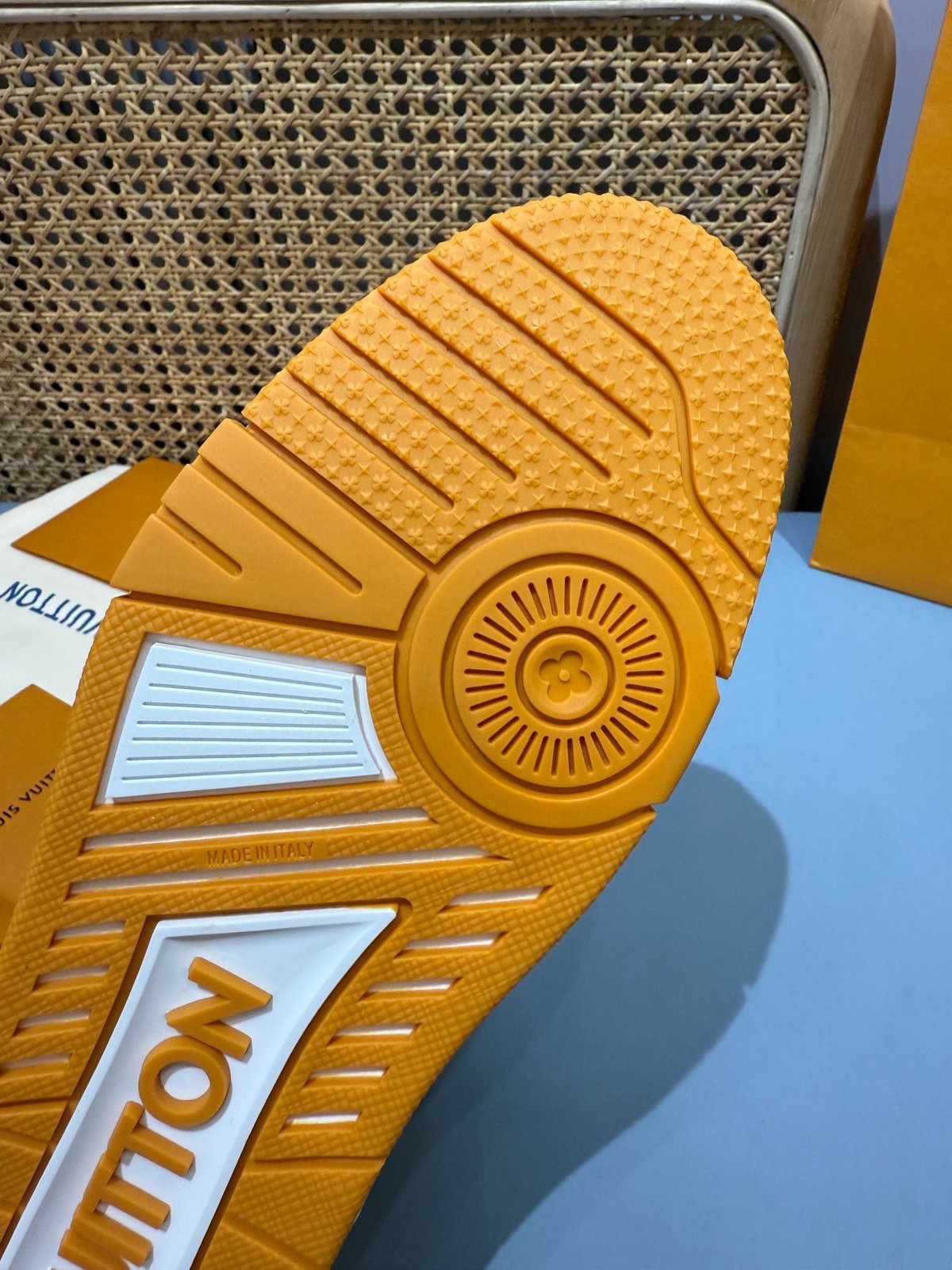 Sneakers Trainer 'Orange Monogram' — vue 6