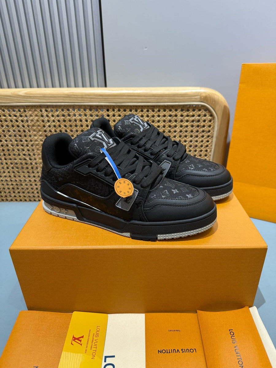 Sneakers Trainer 'Noir Monogram Relief'