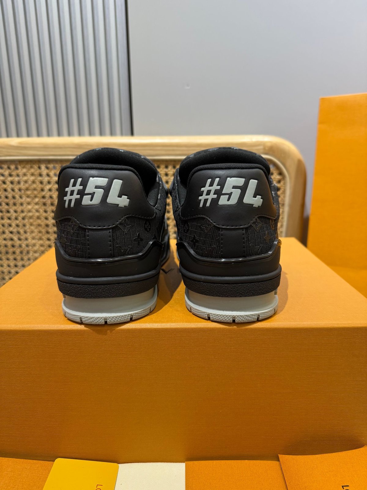 Sneakers Trainer 'Noir Monogram Relief' — vue 2