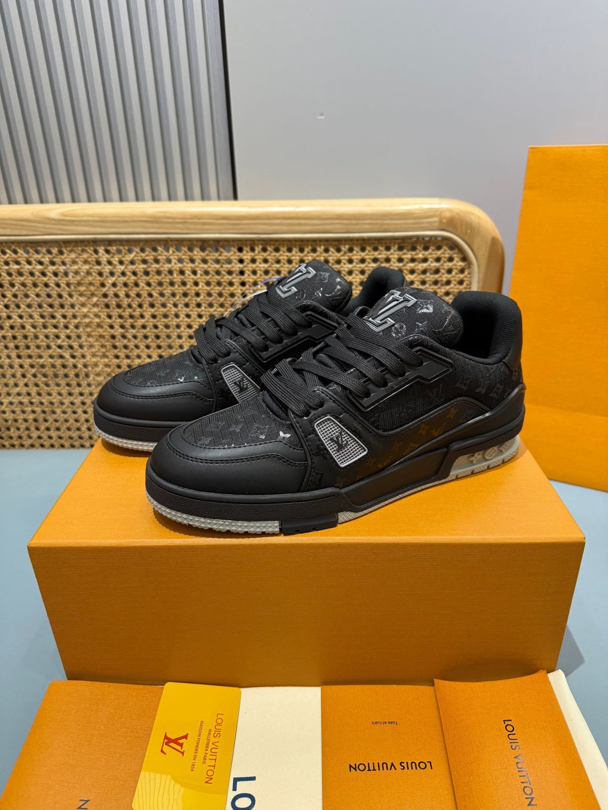 Sneakers Trainer 'Noir Monogram Relief' — vue 3
