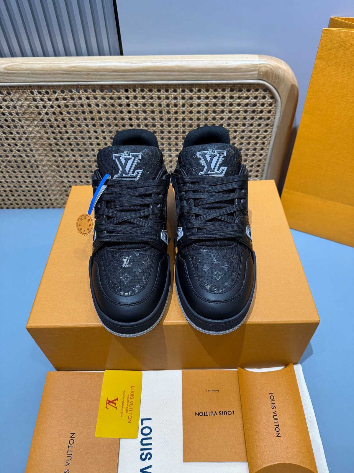 Sneakers Trainer 'Noir Monogram Relief' — vue 4