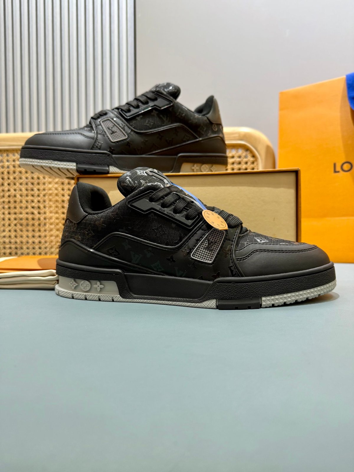 Sneakers Trainer 'Noir Monogram Relief' — vue 5