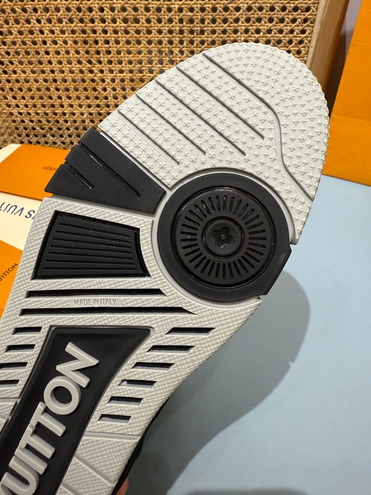 Sneakers Trainer 'Noir Monogram Relief' — vue 6