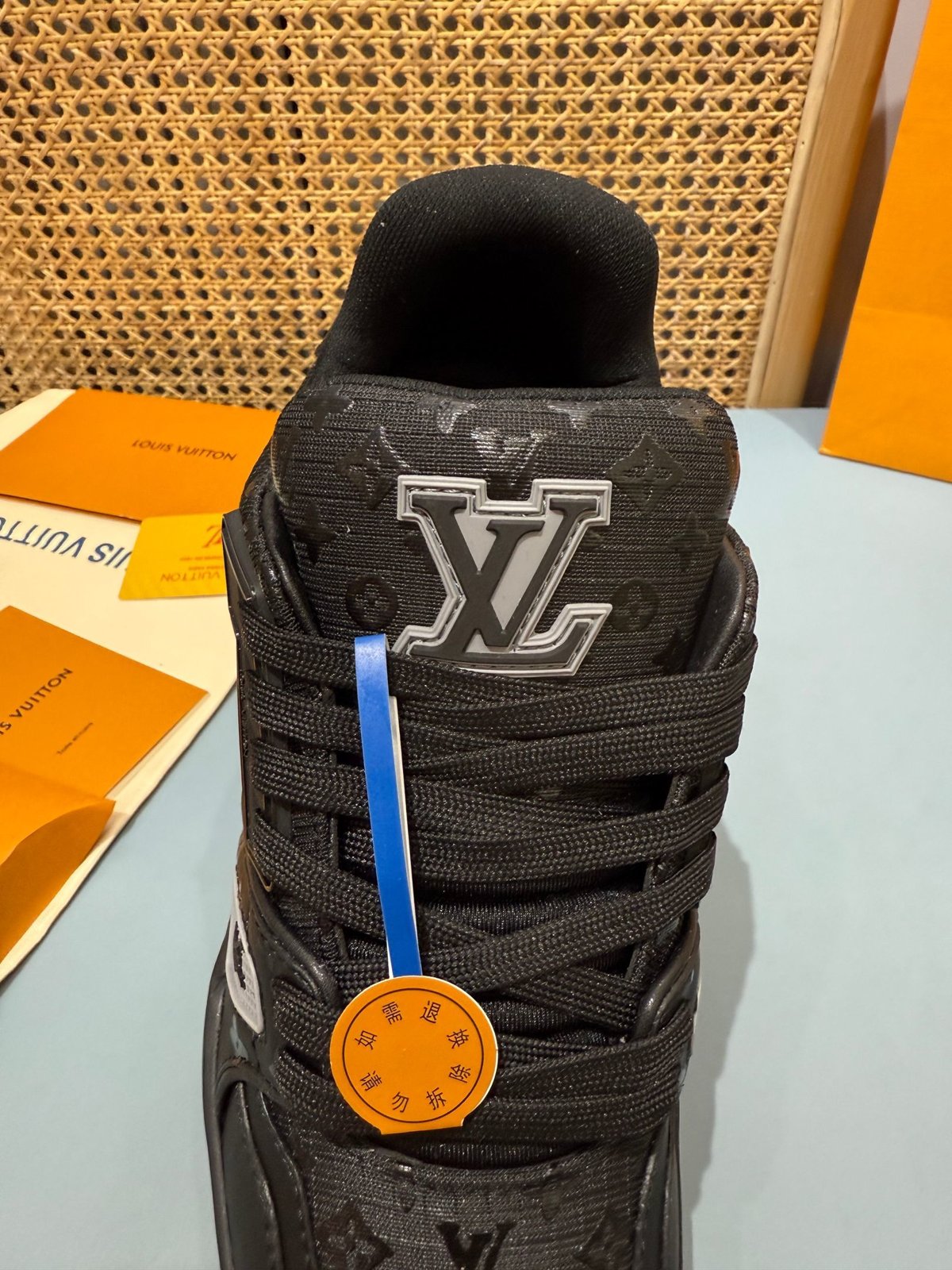 Sneakers Trainer 'Noir Monogram Relief' — vue 7