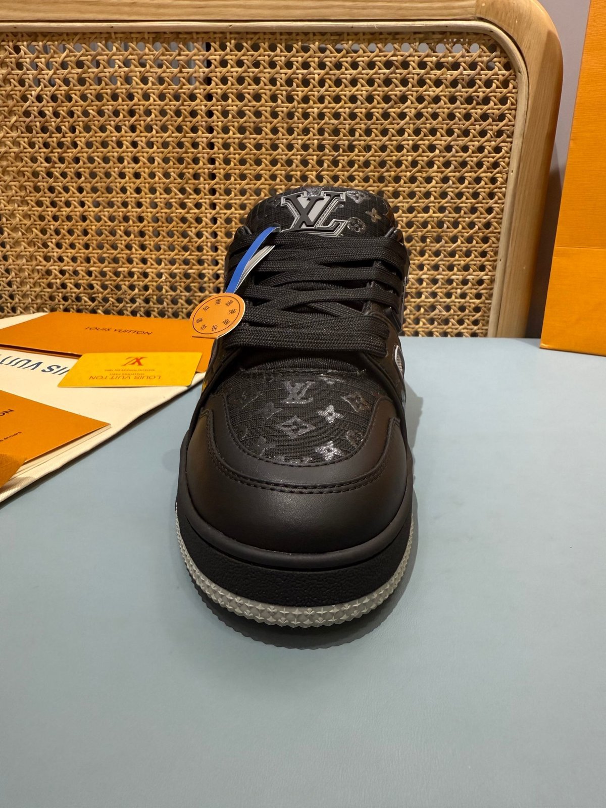 Sneakers Trainer 'Noir Monogram Relief' — vue 8