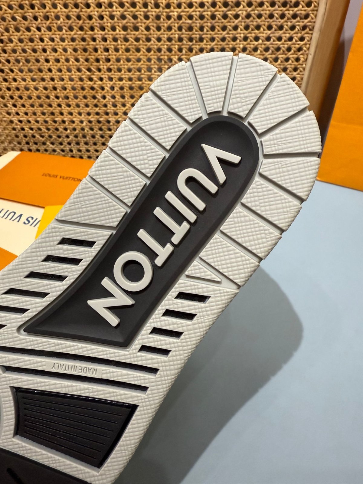 Sneakers Trainer 'Noir Monogram Relief' — vue 10