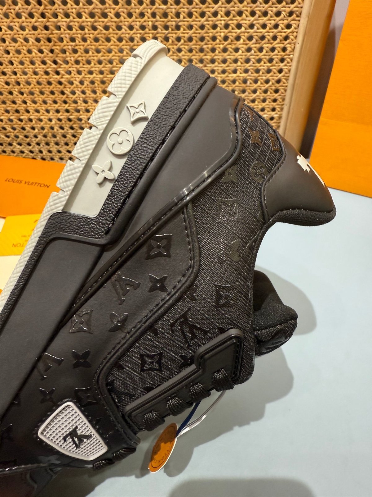 Sneakers Trainer 'Noir Monogram Relief' — vue 11