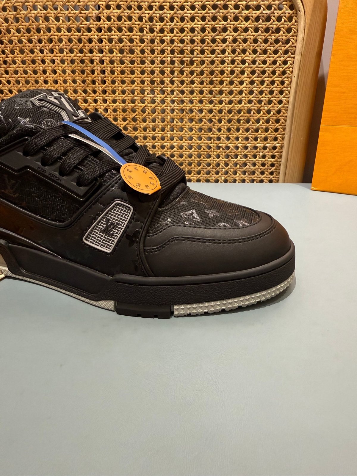 Sneakers Trainer 'Noir Monogram Relief' — vue 12