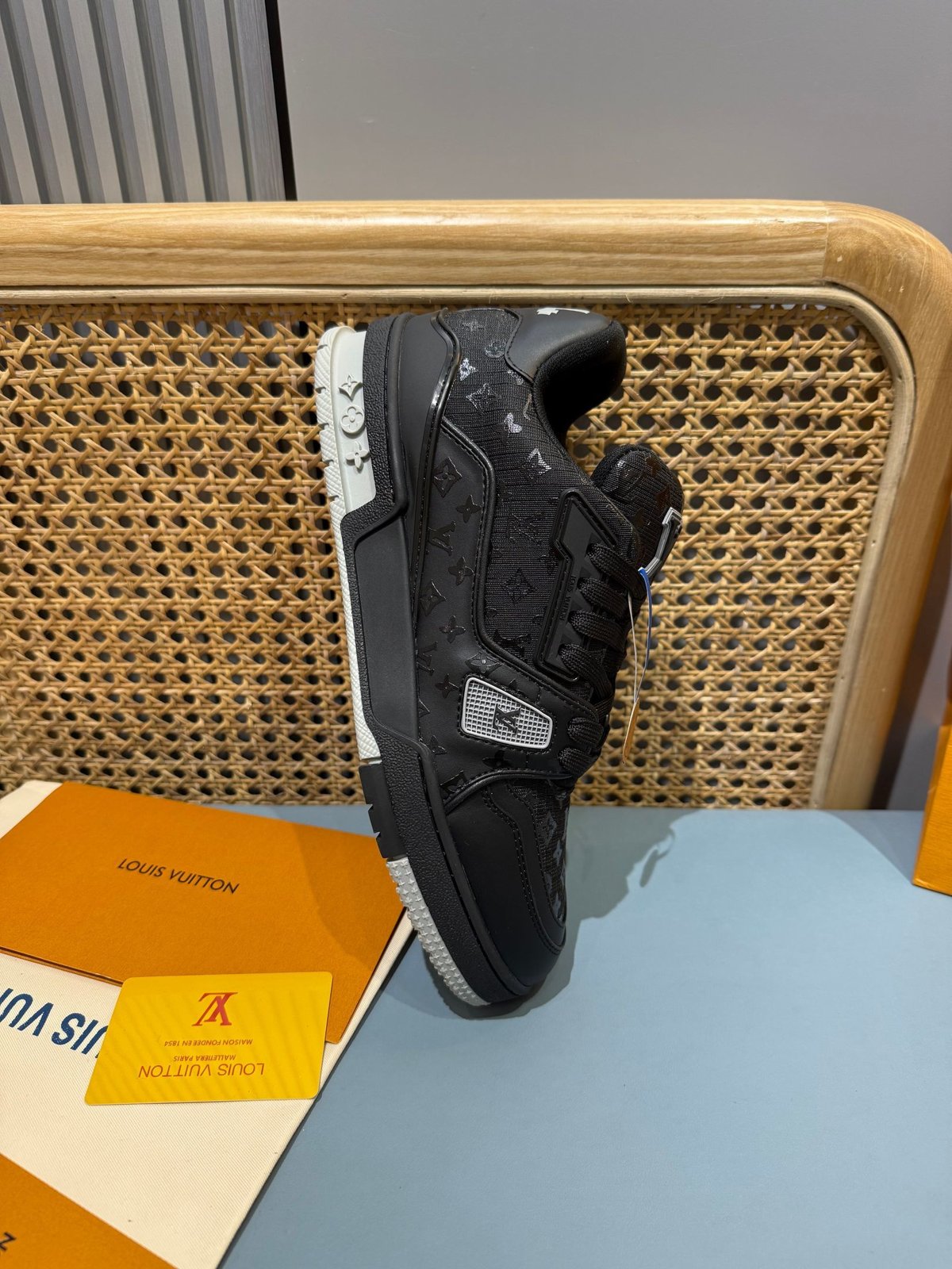 Sneakers Trainer 'Noir Monogram Relief' — vue 13