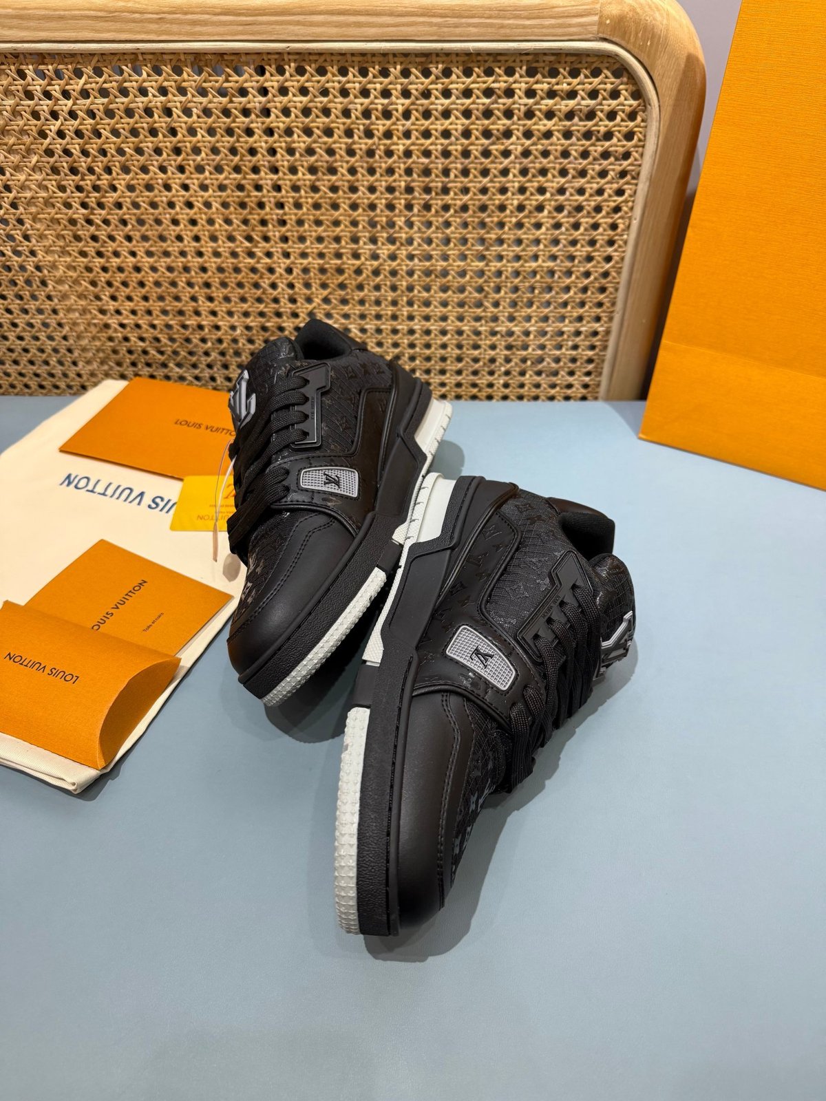Sneakers Trainer 'Noir Monogram Relief' — vue 14