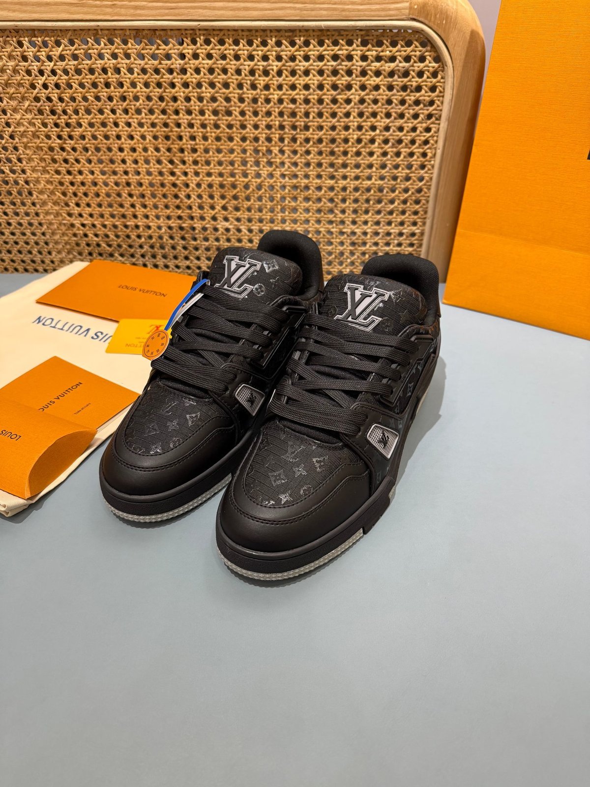 Sneakers Trainer 'Noir Monogram Relief' — vue 15
