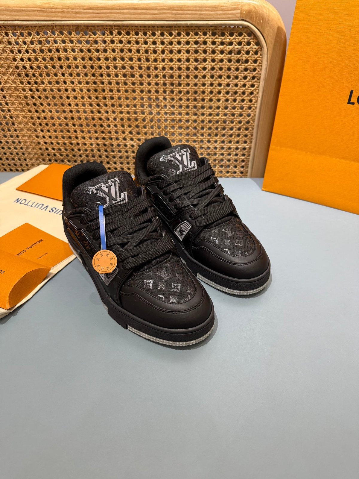Sneakers Trainer 'Noir Monogram Relief' — vue 16