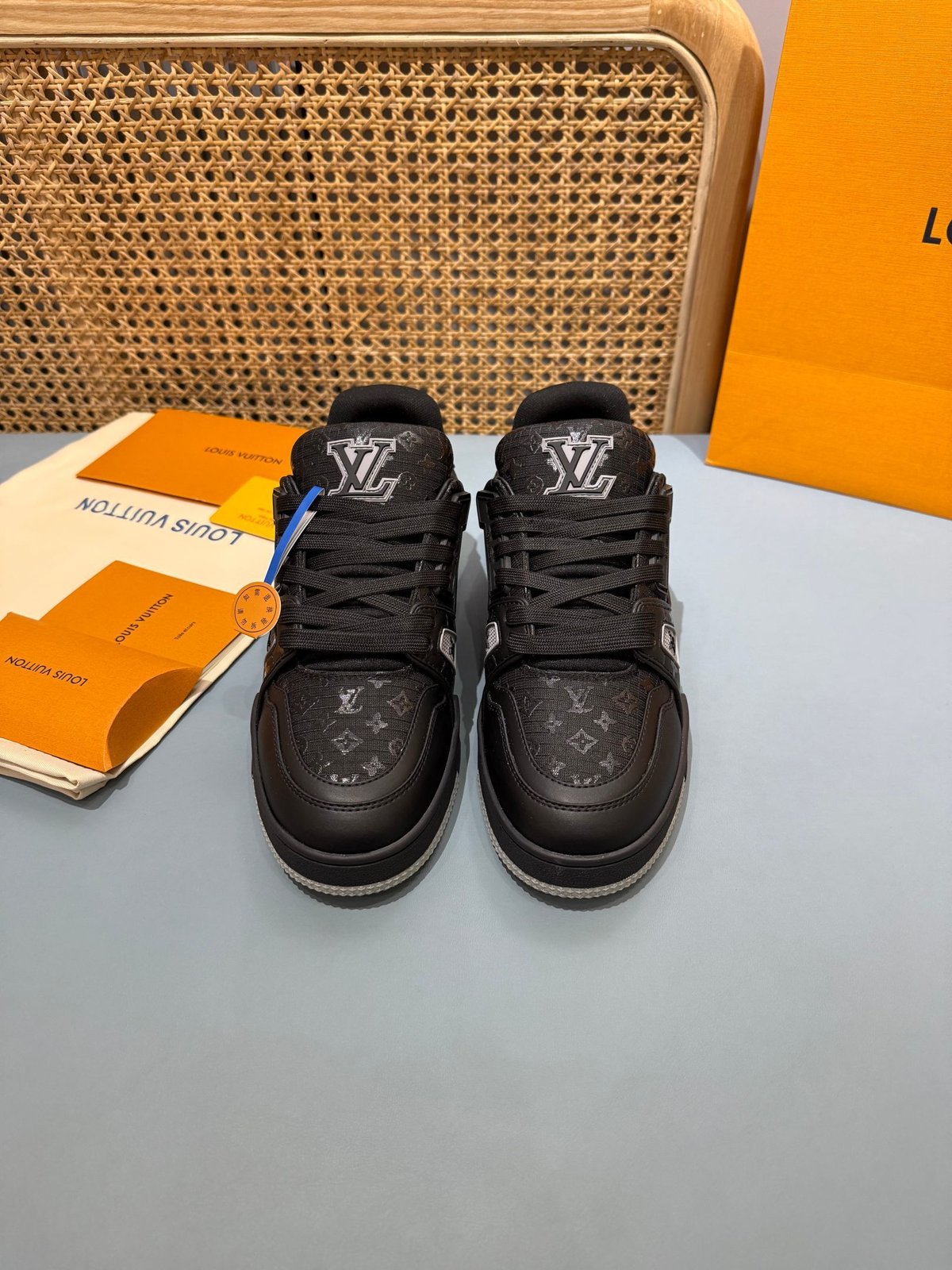 Sneakers Trainer 'Noir Monogram Relief' — vue 17