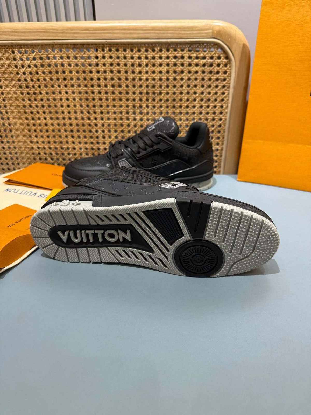 Sneakers Trainer 'Noir Monogram Relief' — vue 18