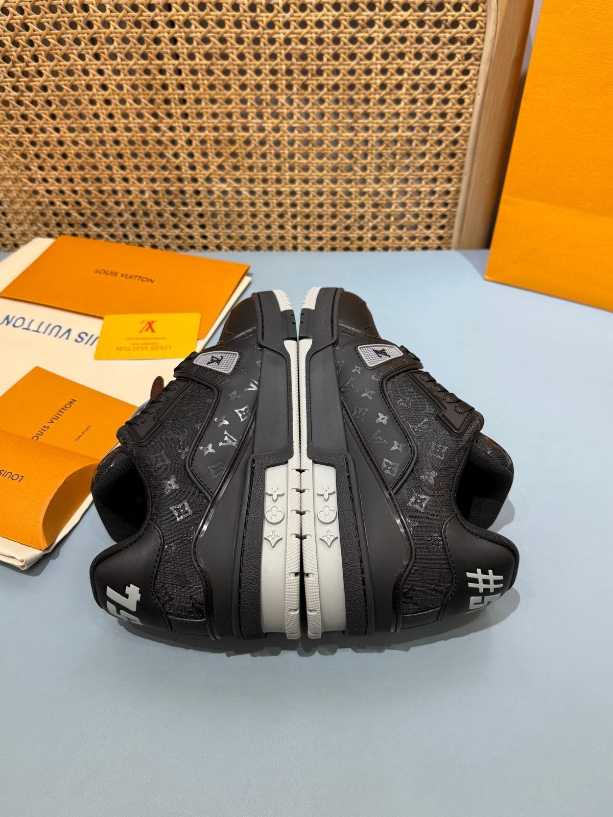 Sneakers Trainer 'Noir Monogram Relief' — vue 19