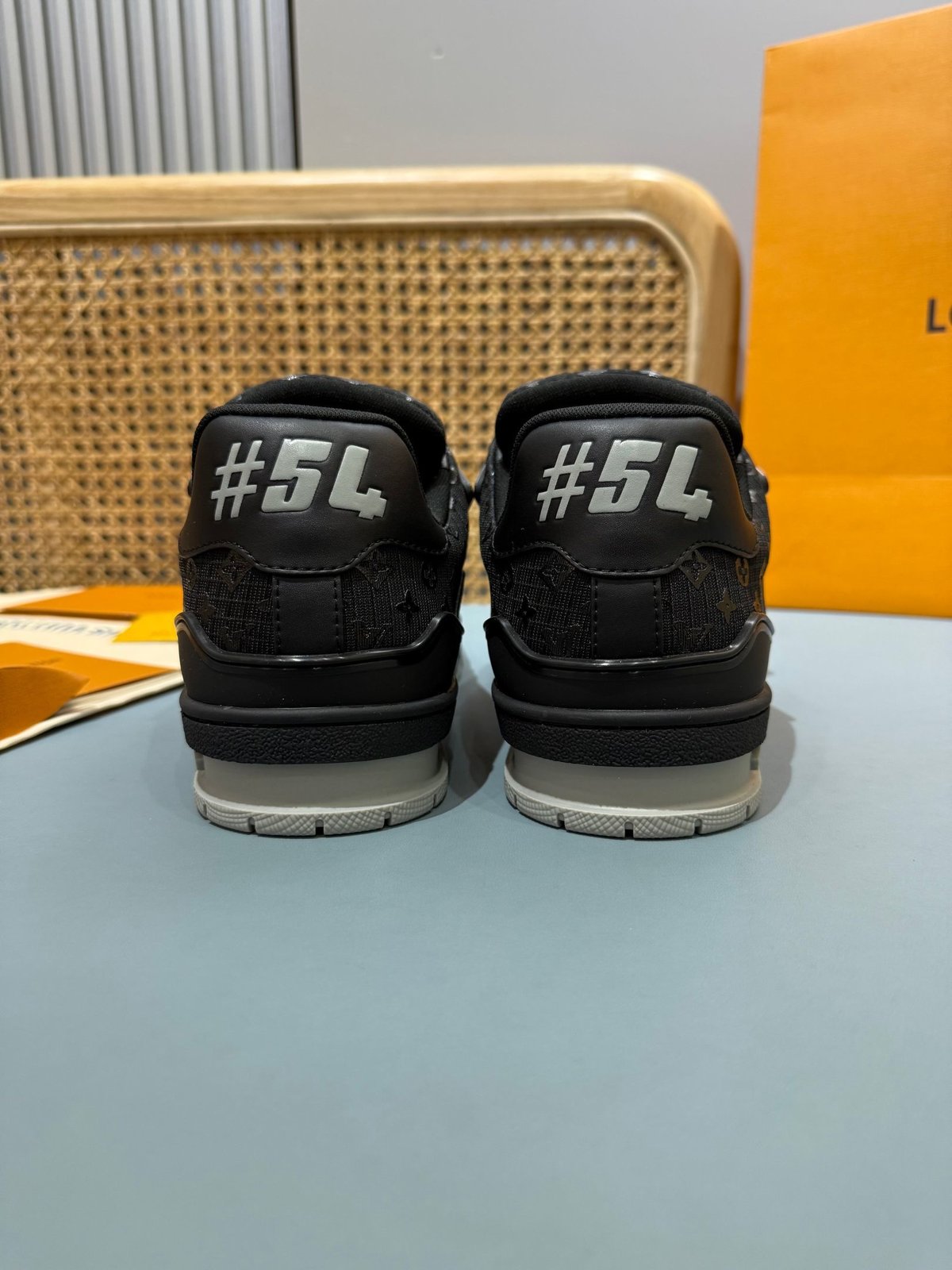 Sneakers Trainer 'Noir Monogram Relief' — vue 20