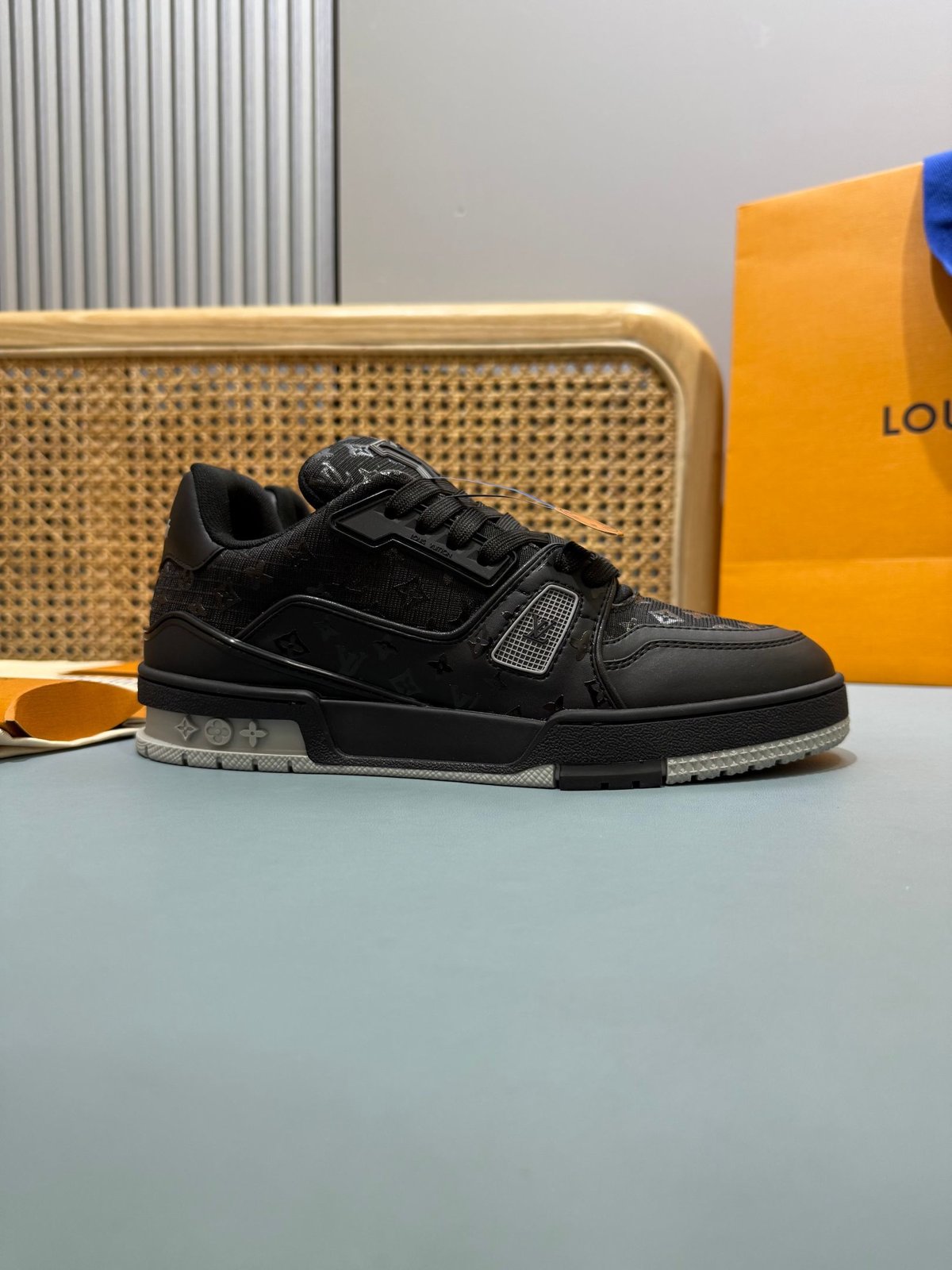 Sneakers Trainer 'Noir Monogram Relief' — vue 21