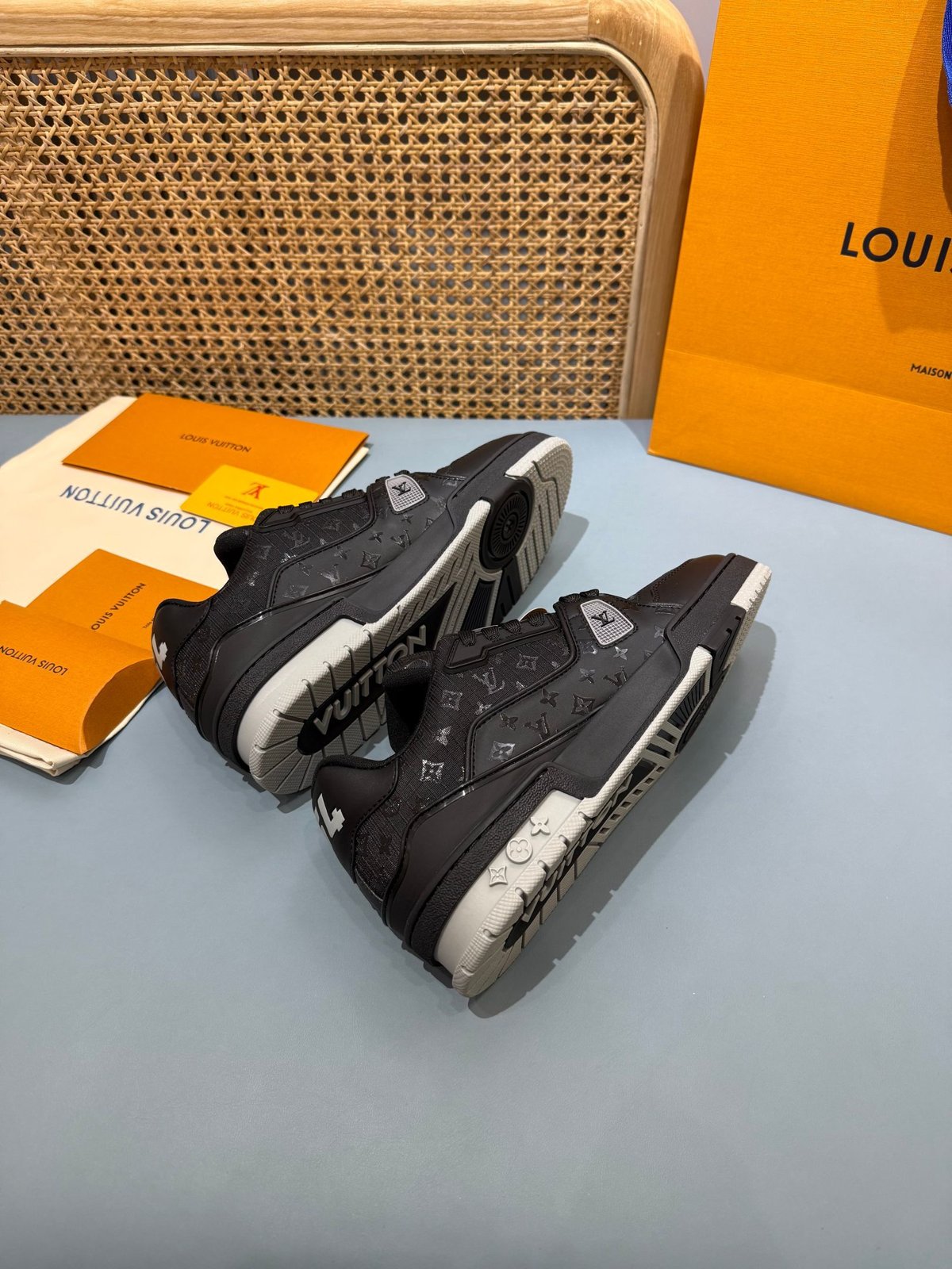 Sneakers Trainer 'Noir Monogram Relief' — vue 22