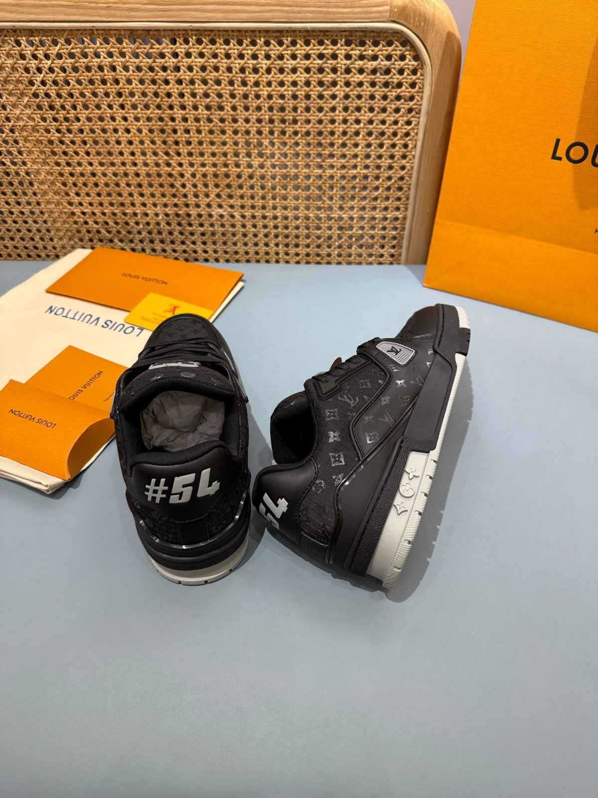 Sneakers Trainer 'Noir Monogram Relief' — vue 23