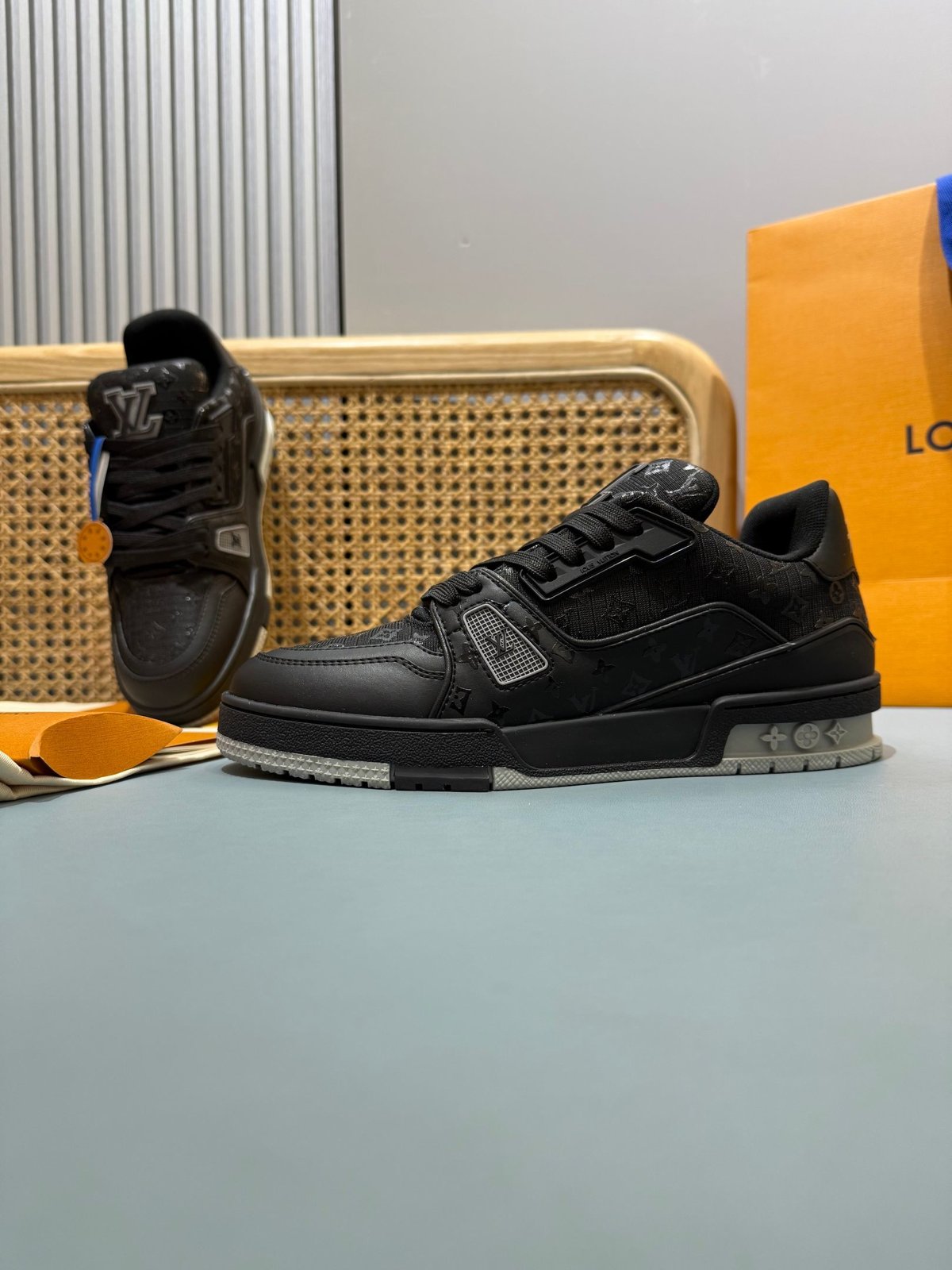 Sneakers Trainer 'Noir Monogram Relief' — vue 24