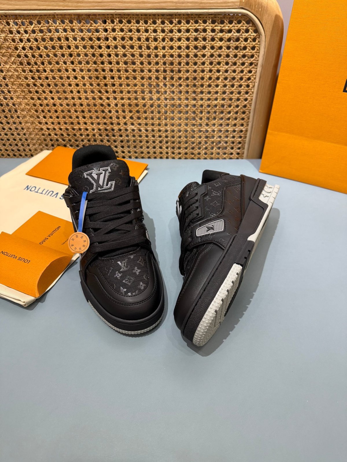 Sneakers Trainer 'Noir Monogram Relief' — vue 25