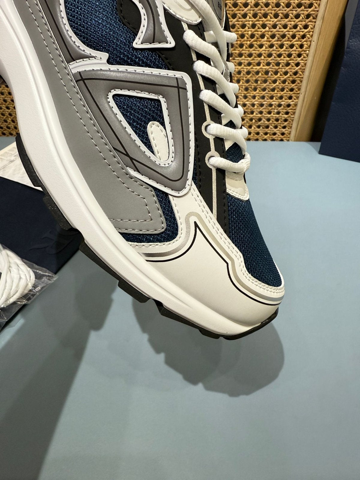 Sneakers B30 'Blanc et Bleu Marine' — vue 13
