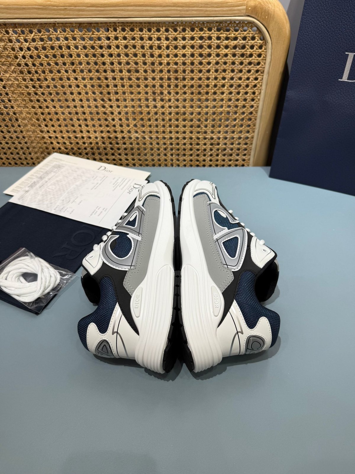 Sneakers B30 'Blanc et Bleu Marine' — vue 20