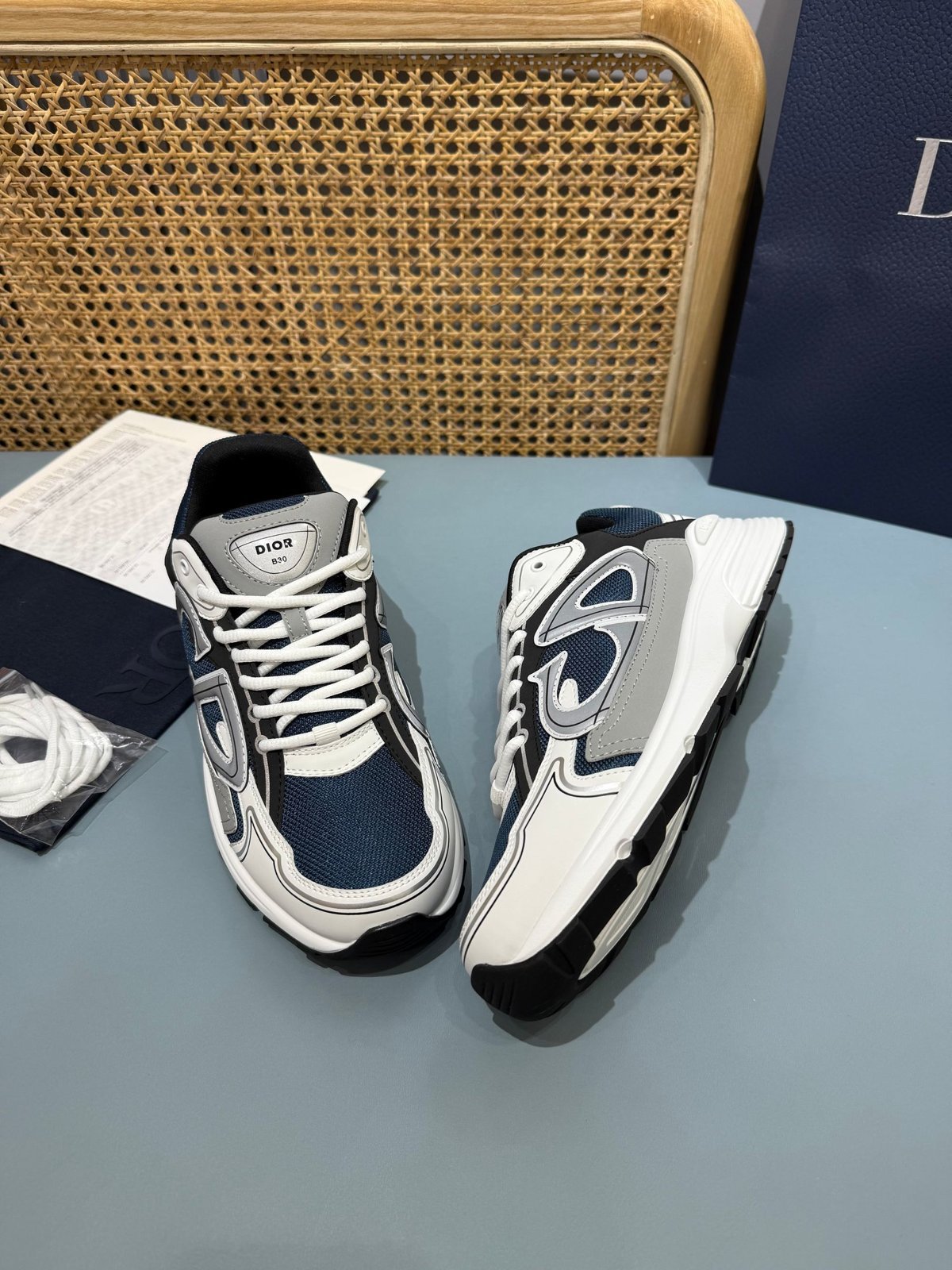 Sneakers B30 'Blanc et Bleu Marine' — vue 26