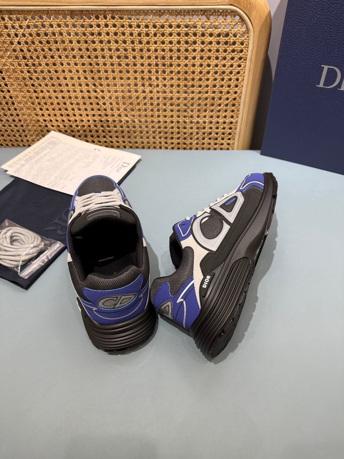 Sneakers B30 'Noir et Bleu Roi Semelle Noire' — vue 24