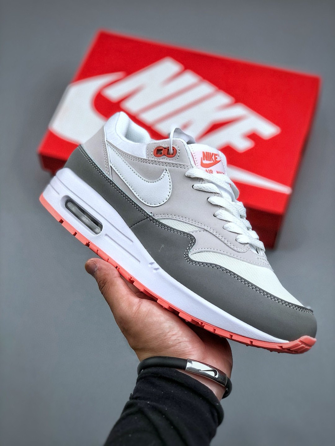 Nike Air Max 1 'Gris Blanc Rouge' — vue 3