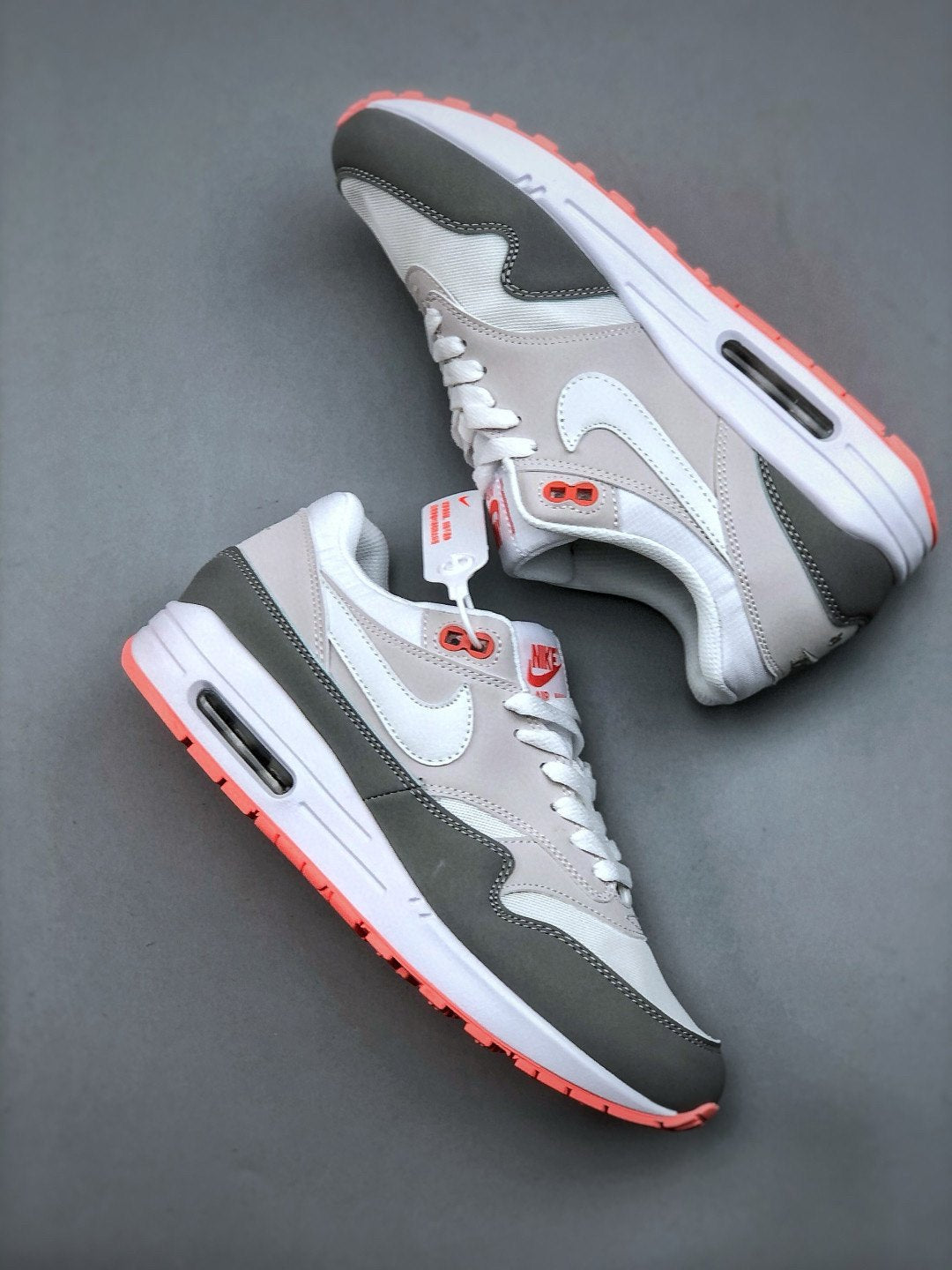 Nike Air Max 1 'Gris Blanc Rouge' — vue 4