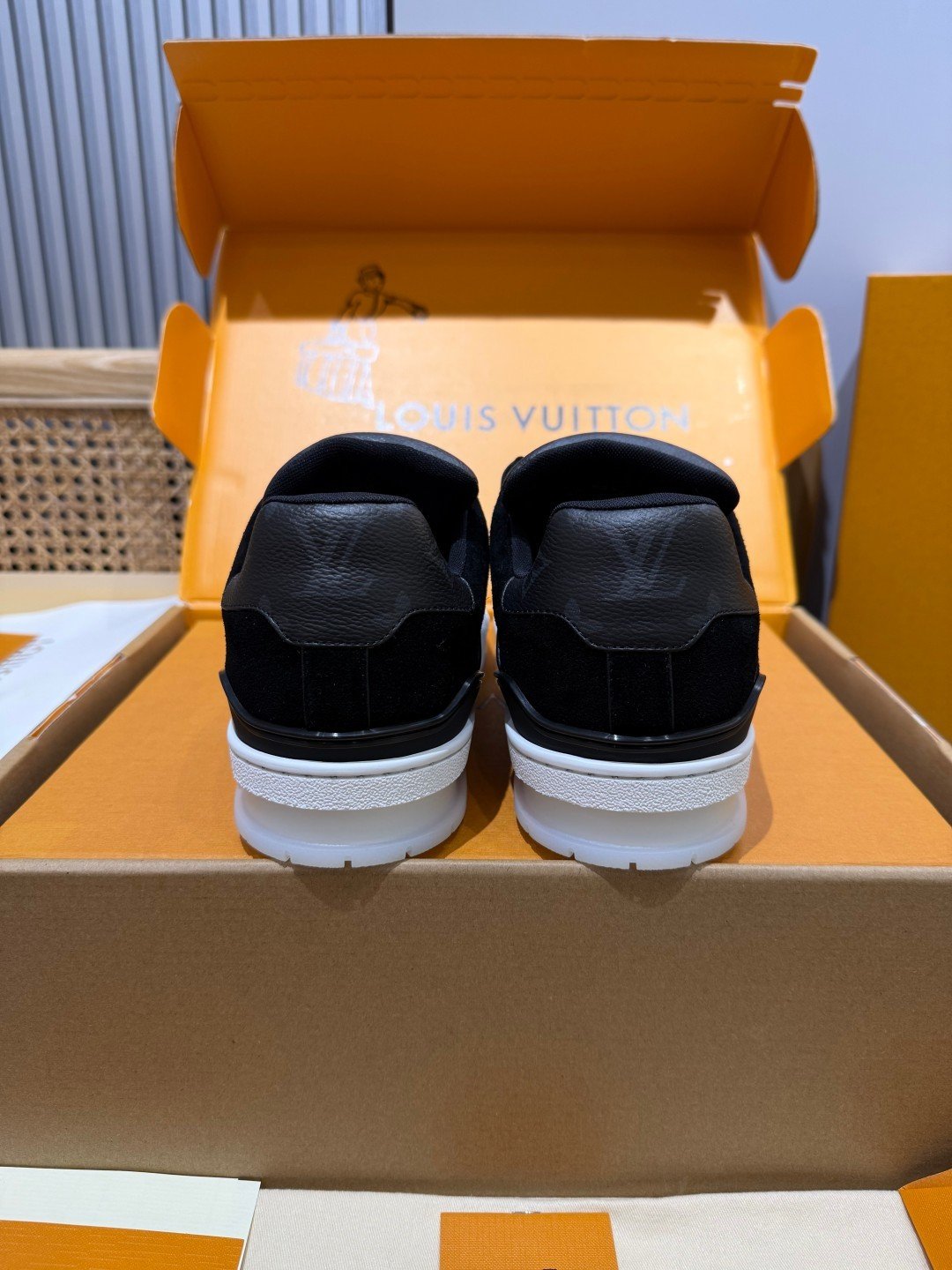 Sneakers Trainer 'Noir Semelle Blanche' — vue 3