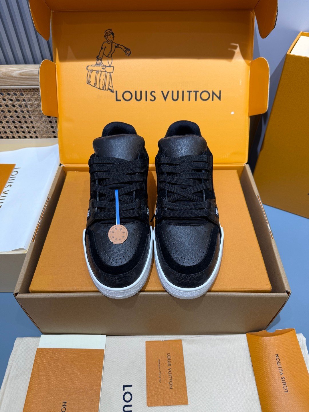 Sneakers Trainer 'Noir Semelle Blanche' — vue 5