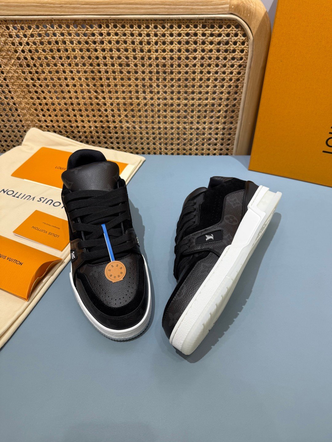 Sneakers Trainer 'Noir Semelle Blanche' — vue 32