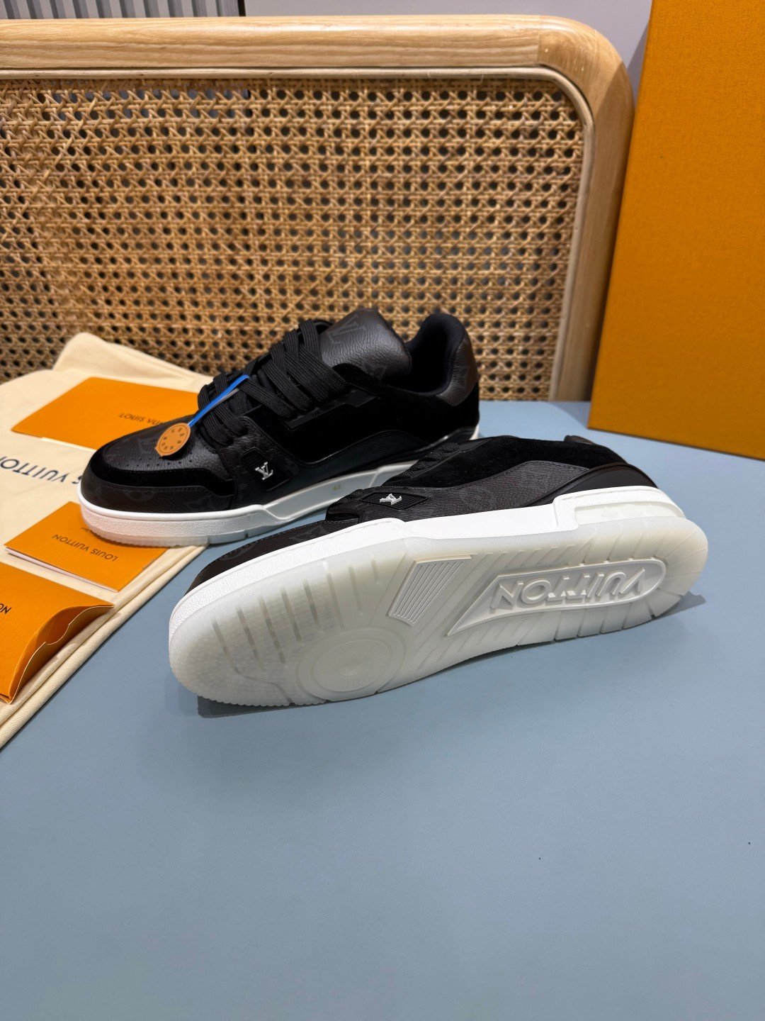 Sneakers Trainer 'Noir Semelle Blanche' — vue 33