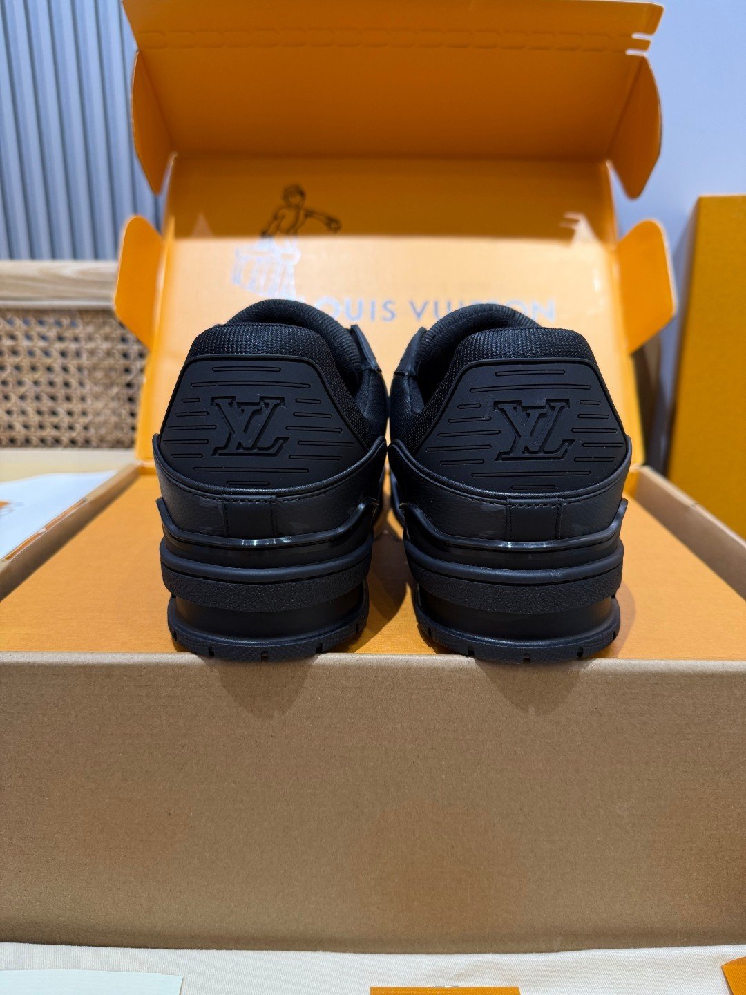 Sneakers Trainer 'Noir Absolu' — vue 3