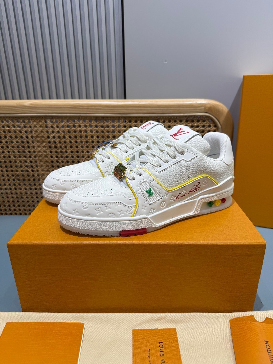 Sneakers Trainer 'Blanc Multicolore Brodé' — vue 3