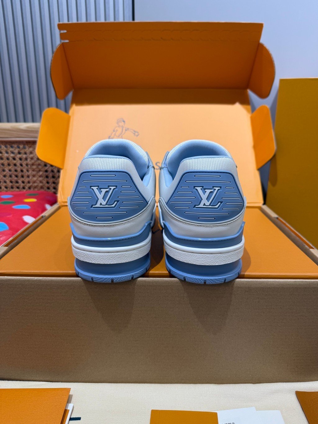 Sneakers Trainer 'Blanc Bleu Pastel' — vue 3