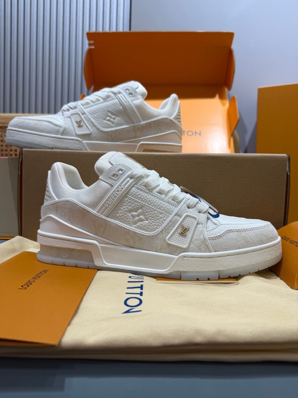 Sneakers Trainer Denim 'Blanc Nacré Monogram' — vue 2