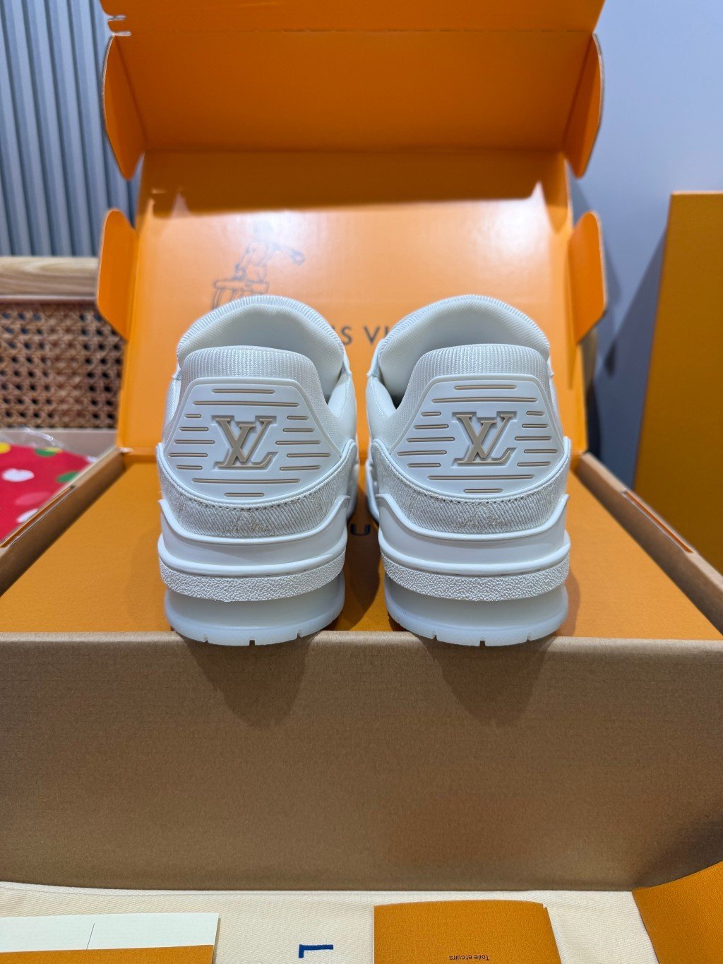 Sneakers Trainer Denim 'Blanc Nacré Monogram' — vue 3
