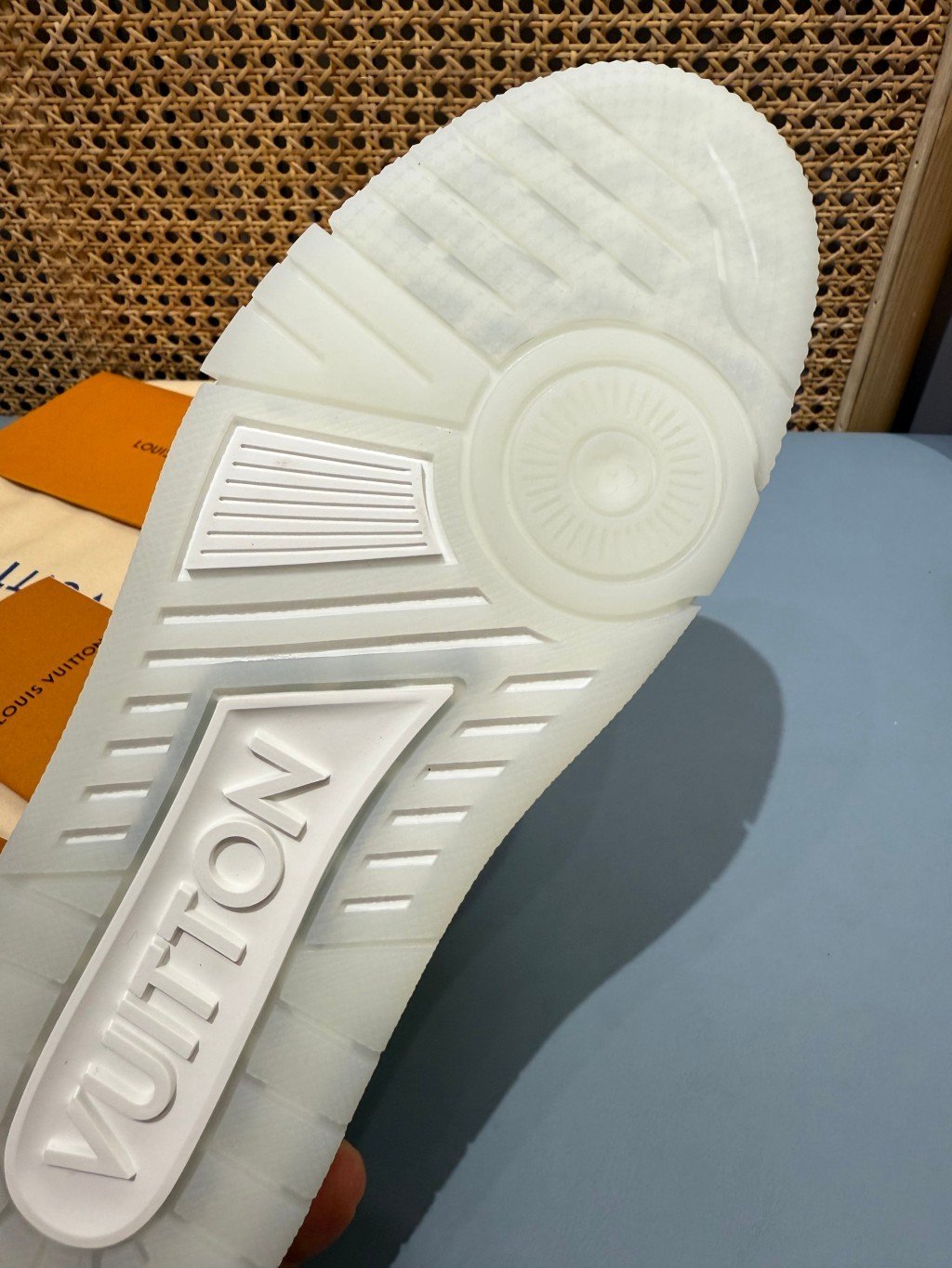 Sneakers Trainer Denim 'Blanc Nacré Monogram' — vue 7