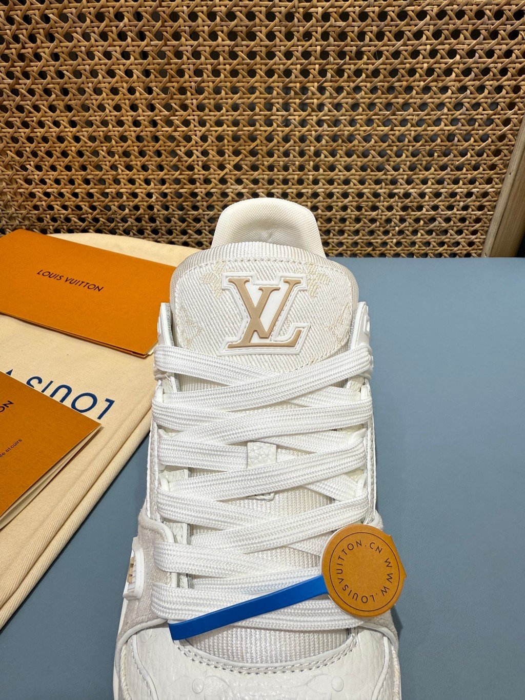 Sneakers Trainer Denim 'Blanc Nacré Monogram' — vue 8