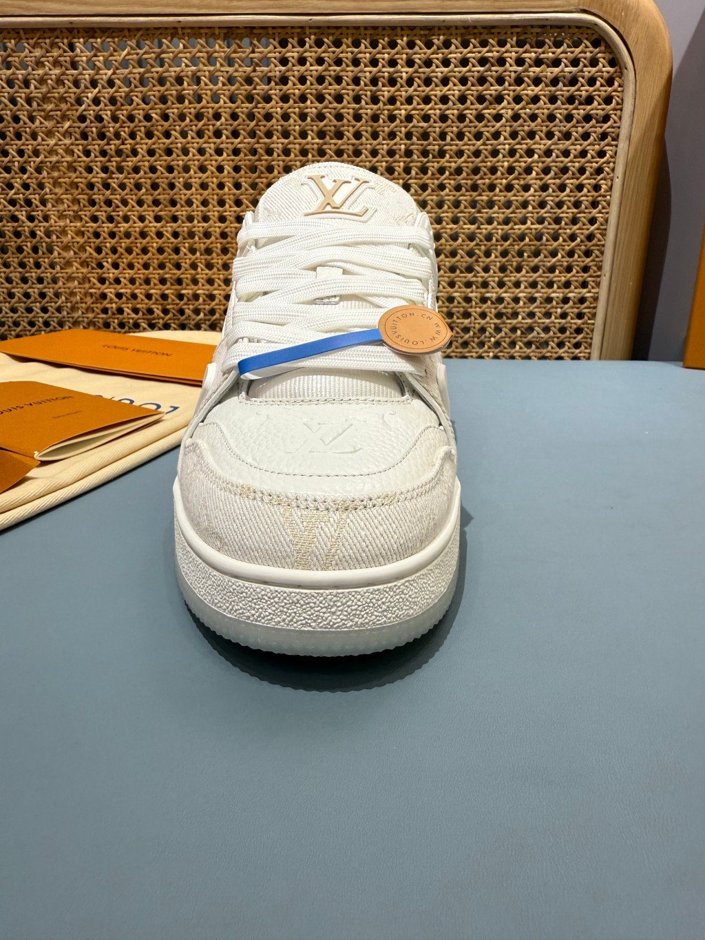 Sneakers Trainer Denim 'Blanc Nacré Monogram' — vue 9