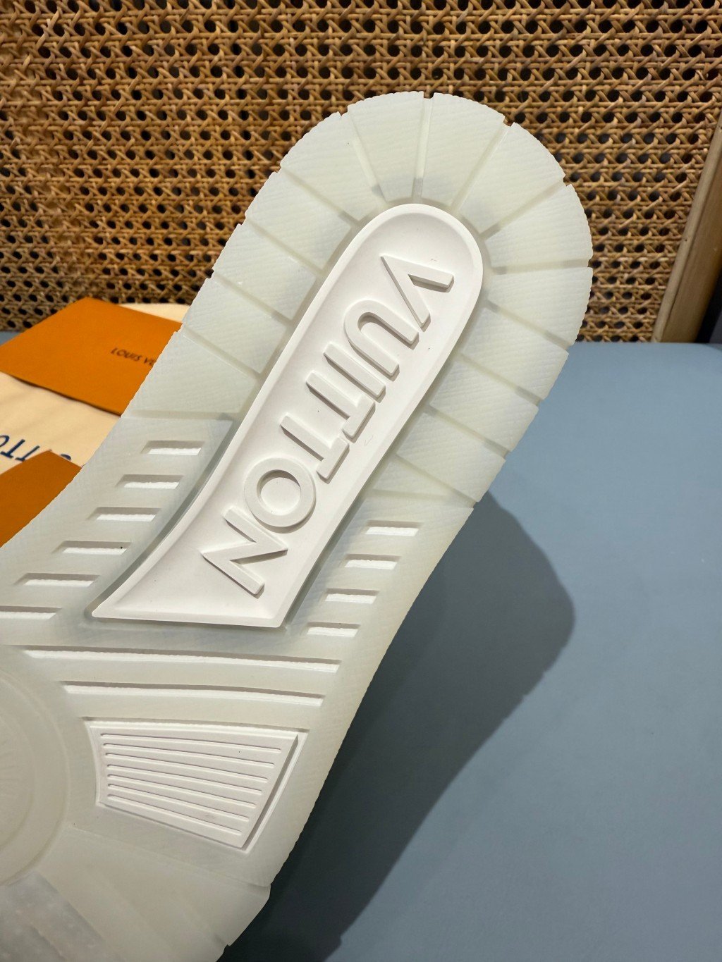 Sneakers Trainer Denim 'Blanc Nacré Monogram' — vue 11