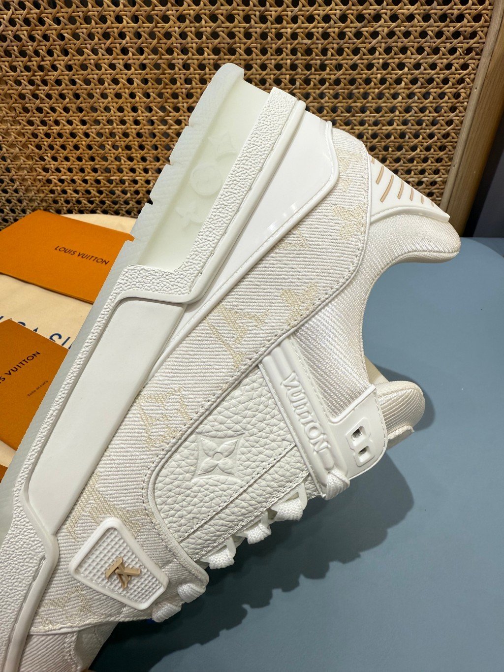 Sneakers Trainer Denim 'Blanc Nacré Monogram' — vue 12