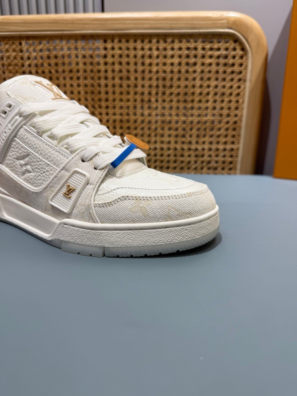 Sneakers Trainer Denim 'Blanc Nacré Monogram' — vue 13