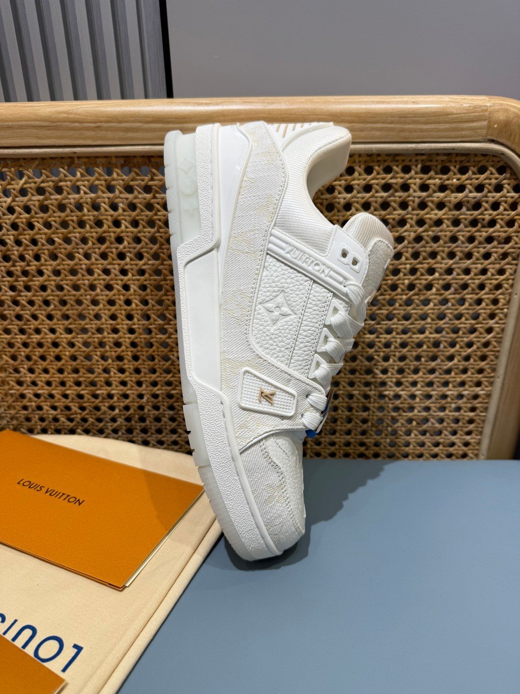 Sneakers Trainer Denim 'Blanc Nacré Monogram' — vue 14
